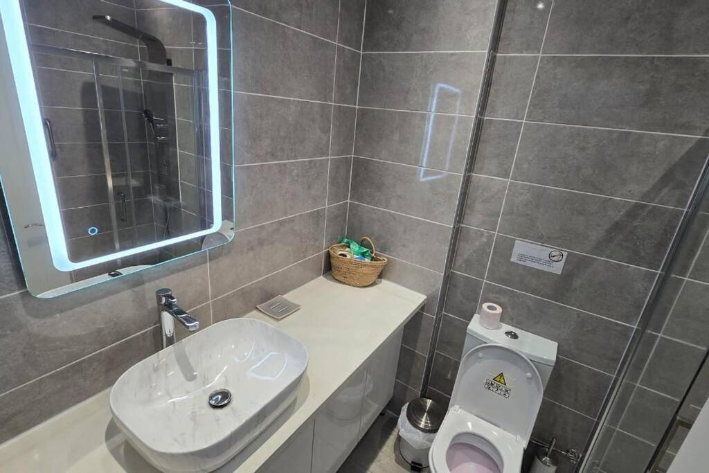 Hesperides Gardens, Spacious 2 Bedroom *